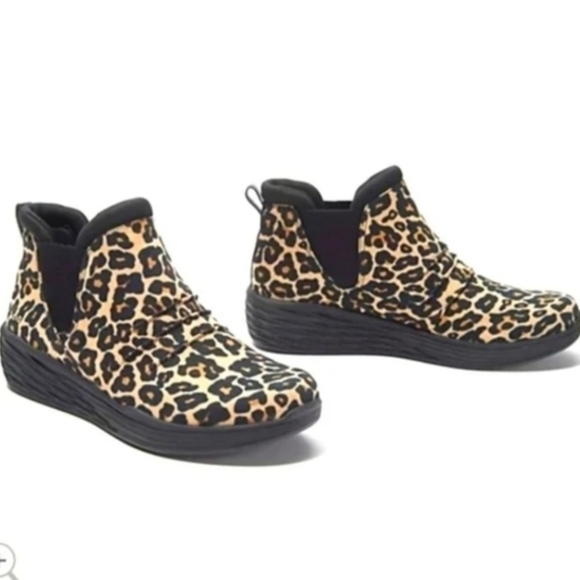 Ryka Niah Animal print Water Repellent Ankle Boots size 8 - Picture 1 of 9